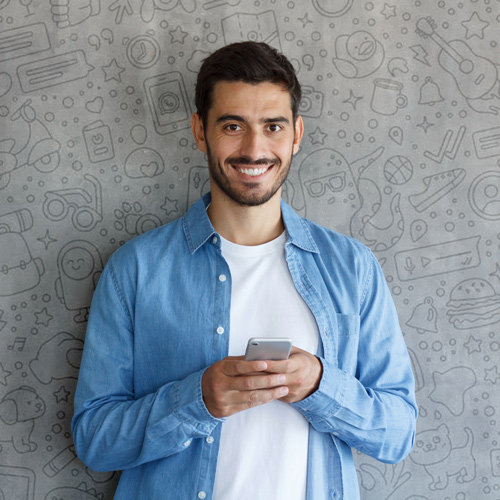 Cliente usando o celular