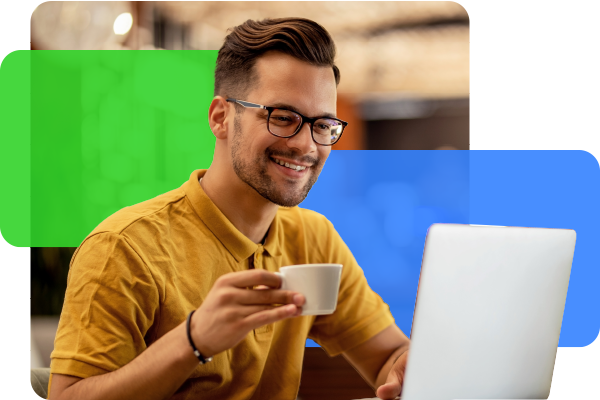 Profissional sorridente em um ambiente de escritório.