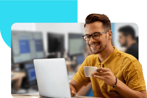Colaborador feliz no escritório.