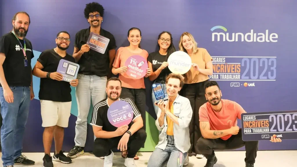 Colaboradores da Mundiale celebrando o recebimento do Prêmio Lugares incríveis para Trabalhar 2023.