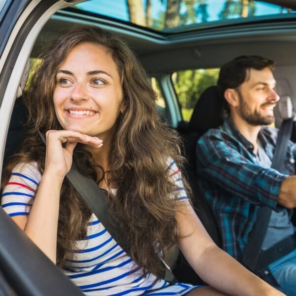 Casal satisfeito com a experiência oferecida pela associação por meio do Chatbot Mundiale no WhatsApp