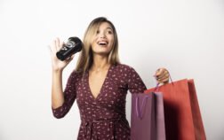 Mulher feliz comprando durante a Black Friday 2025