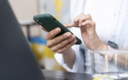 Pessoa comprando pelo WhatsApp durante a Black Friday