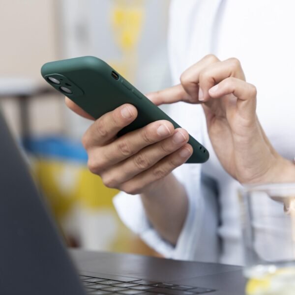 Pessoa comprando pelo WhatsApp durante a Black Friday