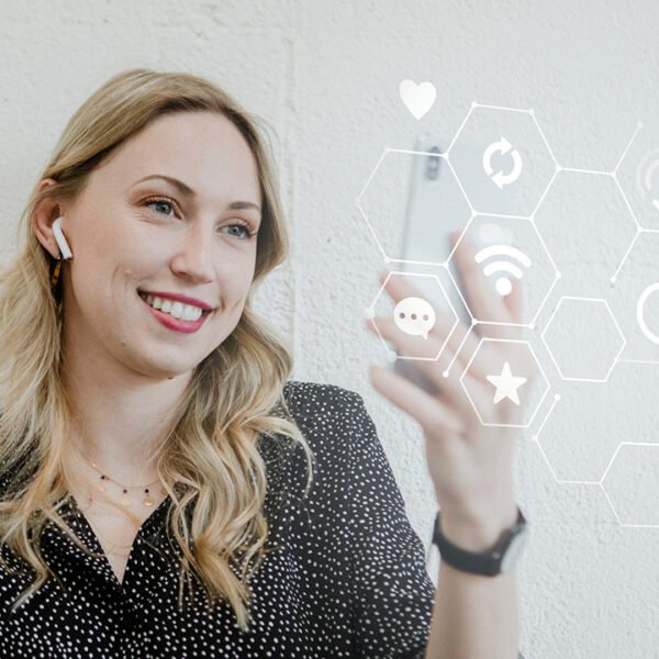 Conexão em rede social com mulher em videochamada sorrindo