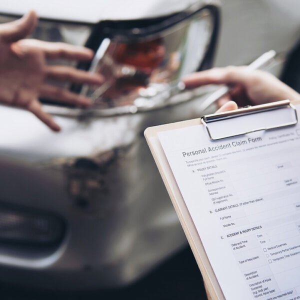 Associado conhecendo os planos de proteção veicular com chatbots