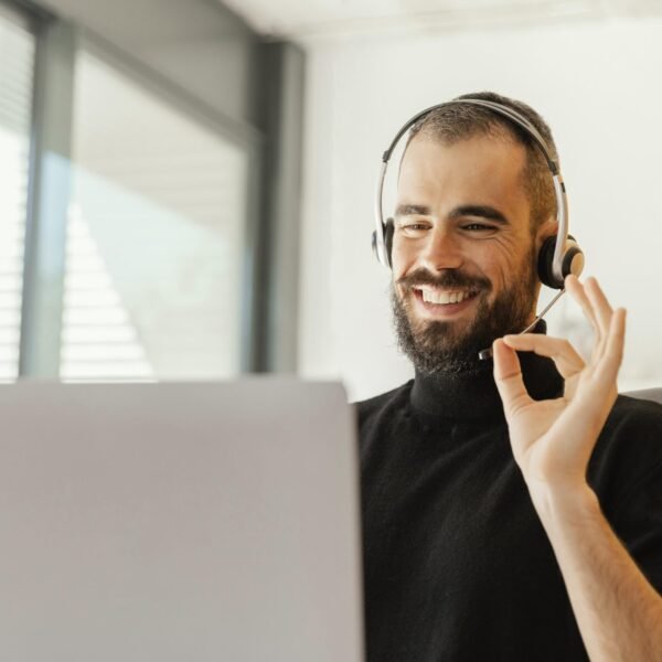 homem atendendo fazendo sinal com a mao