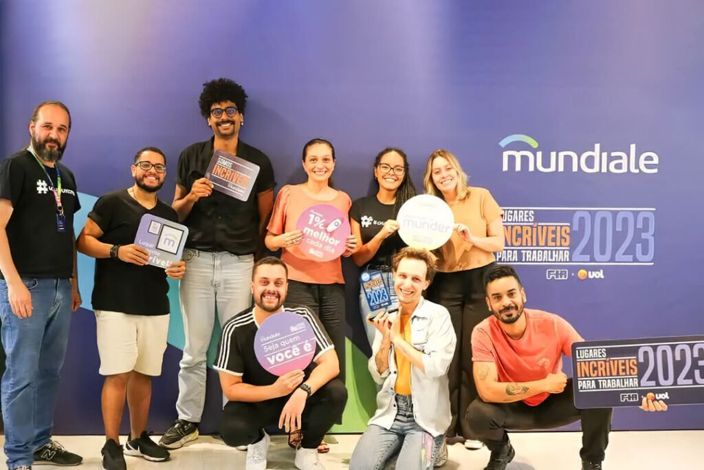Colaboradores da Mundiale celebrando o recebimento do Prêmio Lugares incríveis para Trabalhar 2023.