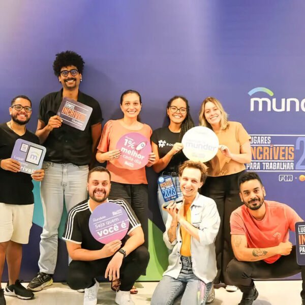 Colaboradores da Mundiale celebrando o recebimento do Prêmio Lugares incríveis para Trabalhar 2023.