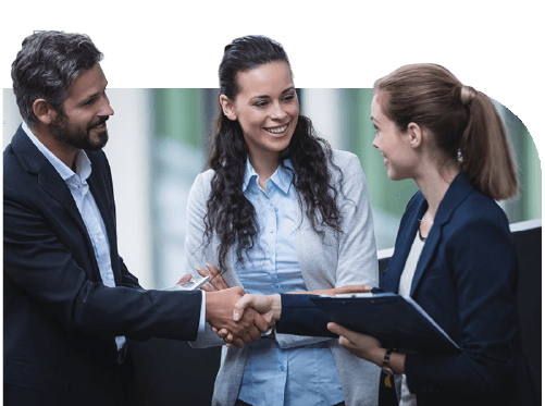 Representantes da Mundiale e de outras empresas se cumprimentando enquanto fecham contrato