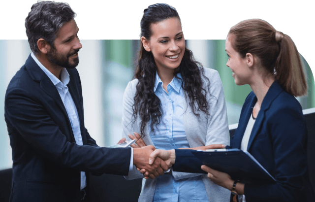 Representantes da Mundiale e de outras empresas se cumprimentando enquanto fecham contrato