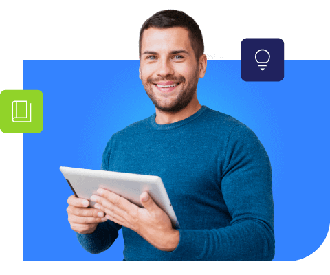 Homem acessando conteúdos digitais gratuitos sobre atendimento digital em um tablet