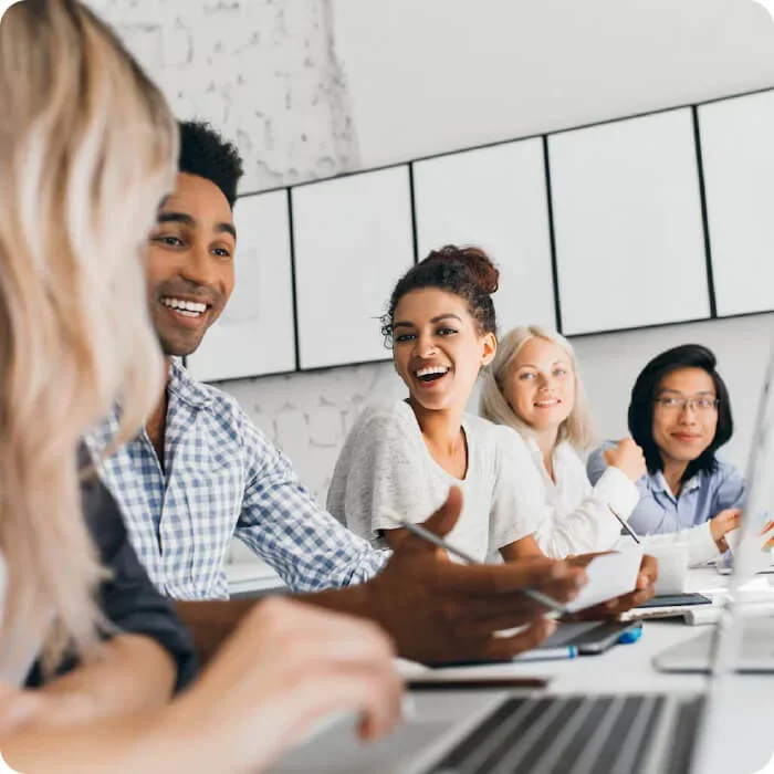 Especialistas apoiando clientes em reuniões colaborativas