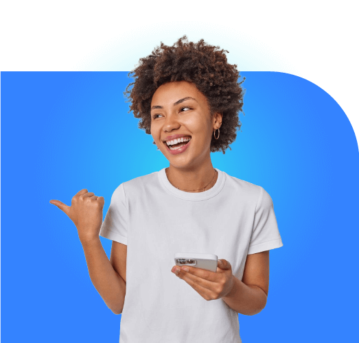 Pessoa feliz utilizando o Chatbot com IA da Mundiale