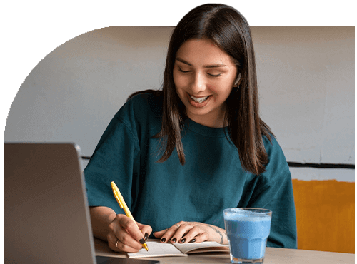 Mulher estudando através dos conteúdos digitais gratuitos da Mundiale