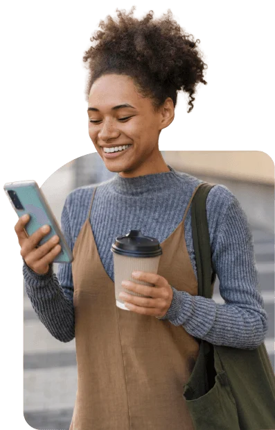 Pessoa consultando informações no celular de forma simples e tranquila