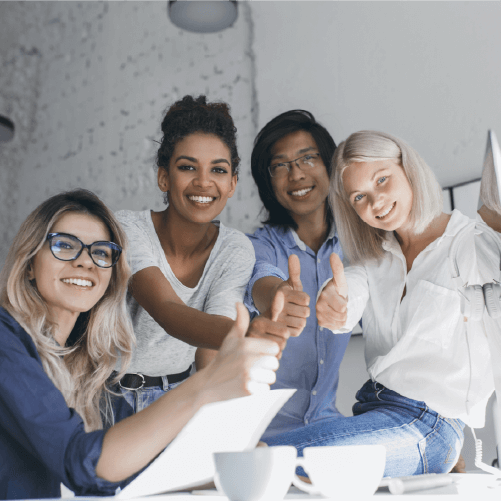 Pessoas felizes representando o propósito da Mundiale de conectar marcas e consumidores