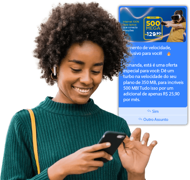 Mulher usando o celular enquanto interage com interfaces da plataforma Withub, solução da Mundiale para gestão de atendimentos em provedores de internet.