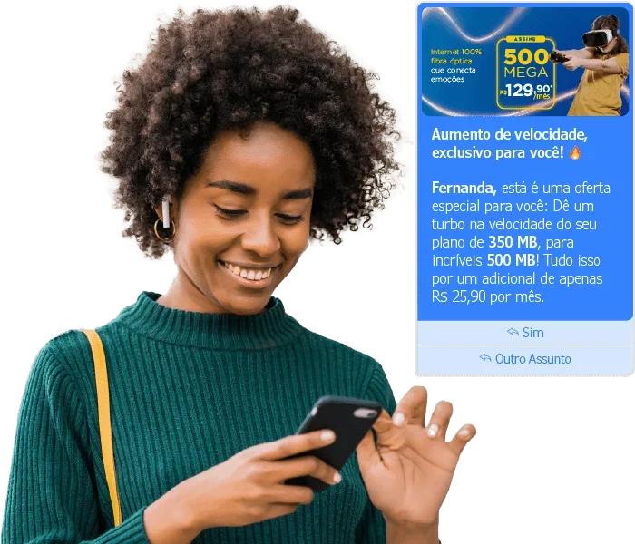 Mulher usando o celular enquanto interage com interfaces da plataforma Withub, solução da Mundiale para gestão de atendimentos em provedores de internet.
