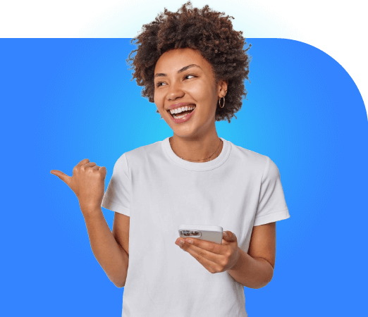 Pessoa feliz utilizando o Chatbot com IA da Mundiale